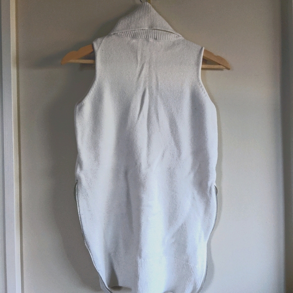 Design Lab sleeveless turtle neck sweater - Picture 4 of 4